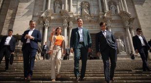 Pedro Sánchez flanquejat per Sílvia Paneque i Salvador Illa a les escales de la Catedral