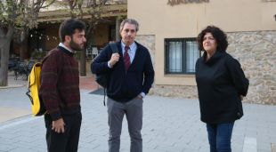 El delegat d'Interior a Girona, Joan Mayoral, i l'alcaldessa de Sant Jordi Desvalls, Núria Martínez, a la sortida de la reunió