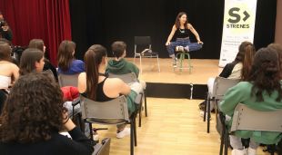 L’artista Suu explica la seva carrera musical als estudiants de secundària de l’Institut Sobrequés de Girona