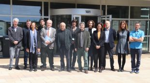 El conseller de Recerca i Universitats, Joaquim Nadal, amb el director de l’ICRA, Damià Barceló, i altres investigadors