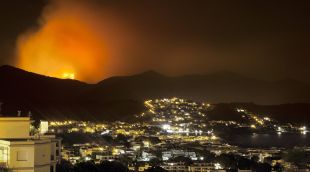 Les flames amenaçant Portbou, aquesta matinada