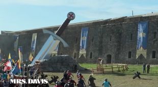 Un fotograma des l'escena filmada al castell de Sant Ferran de Figueres