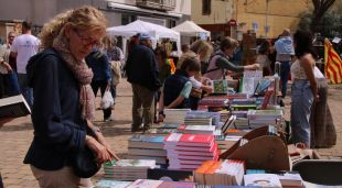 Gent comprant llibres a Calonge