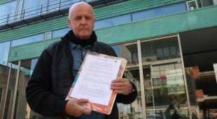 Ricardo López a les portes dels jutjats de Figueres amb la denúncia registrada