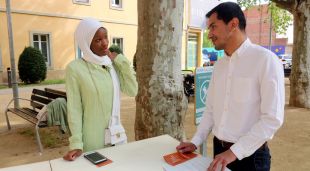 Javier Aspuac i Nassiry Sow parlant davant l'Ajuntament de Salt, on s'ha presentat la campanya 'On voto'