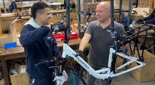 Un jove rep formació en mecànica de bicicletes dins d'un projecte d'inserció laboral d'Ecosol