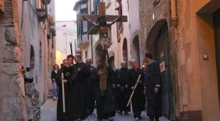 Els portadors del Sant Crist Negre durant la processó
