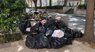 Les escombraries acumulades a la Rambla en el segon dia de vaga