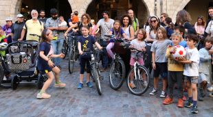 Alguns dels concentrats per reivindicar entorns escolars segurs a Girona