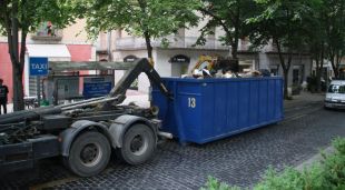Un dels camions contractats per l'Ajuntament que han començat avui a netejar els carrers, aquí, a la Rambla