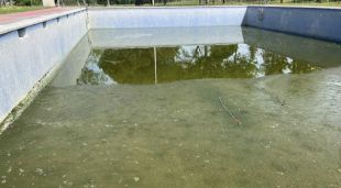 La piscina de la Canyera, pràcticament buida