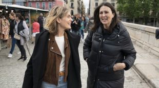 Jéssica Albiach i Eugènia Pascual, passejant ahir pel Pont de Pedra
