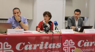 El responsable d'anàlisi social de Càritas Girona, Caye Gómez, la directora, Dolors Puigdevall i el secretari general, Martí Batllori