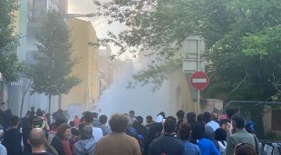 Moment en que els joves han començat a buidar els extintors contra els Mossos