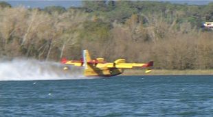 Un hidroavió carregant a l'Estany de Banyoles el 2013