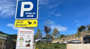 Un cartell informatiu a l'entrada de Gombrèn