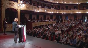 Un instant de la intervenció de Sílvia Paneque al Teatre Municipal