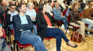 L'eurodiputat Ernest Urtasun i la cap de llista d'ECP per Girona, Eugènia Pascual, a l'acte central que ha celebrat el partit