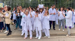 Concentració de treballadors a les portes del parc hospitalari Martí i Julià de Salt