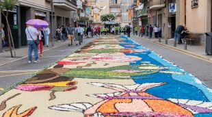 La catifa Matarile premiada al millor disseny i originalitat, just quan queien les primeres gotes