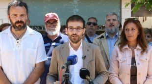 El candidat d'ERC a Roses, Joan Plana, en primer terme, aquest matí