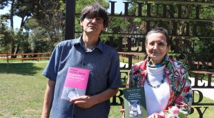 L'escriptor Miquel Martín i la presidenta de la Fundaicó Tom Sharpe, Montserrat Verdaguer amb el llibre