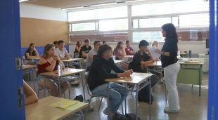 Pla general d'una aula de l'Olivar Gran de Figueres on es fan les proves