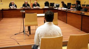 D'esquenes, l'acusat de violar una menor en una caravana a Riudarenes