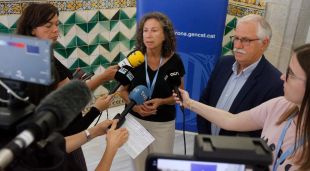 La vicepresidenta de l'Agència de Salut Pública a Girona, Lluïsa Mas, i el gerent de la Regió Sanitària, Miquel Carreras, atenent els mitjans