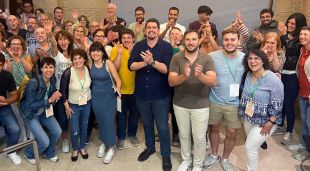 La candidatura de Fem Cassà, amb Pau Presas al centre de la imatge, celebrant els resultats del 28-M