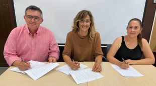Els tres caps de llista, el de Junts per Vilafant, Francesc Gaspar, la del PSC, Montserrat de la Llave, i la de Ciutadans, Rebeca López