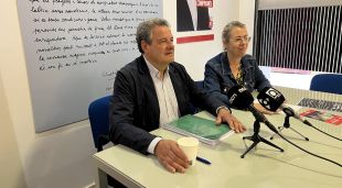 El candidat del PSC a l’alcaldia d’Olot, Josep Guix, i la número dos de la llista, Marina Alegre, aquest matí