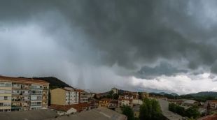 Una tempesta damunt Olot (arxiu)