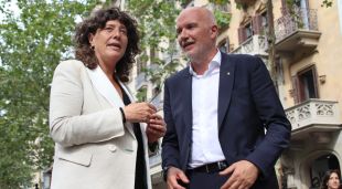 El nou conseller d'Acció Climàtica, David Mascort, amb la seva predecessora, Teresa Jordà, aquesta tarda
