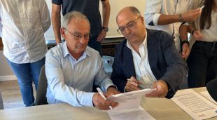 Jordi Gassió de Junts i Francesc Armengol de Futur de Puigcerdà en el moment de signar el pacte