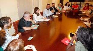 L'alcalde de Girona, Lluc Salellas, presidint la primera reunió de l'equip de govern