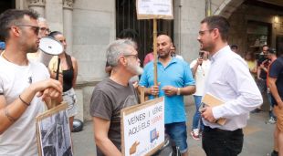 L'alcalde de Girona, Lluc Salellas, parlant amb els treballadors