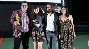 El cineasta Jordi Calvet (esquerra) recollint un premi a un festival grec pel curtmetratge 'Takbir'