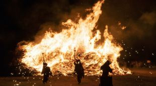 Diables encenent la foguera a l'Estartit