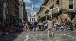 La companyia irlandesa 'Hands Down Circus' representen 'Tape That!' al carrer
