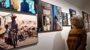Marta Sentís davant algunes de les fotografies de l'exposició 'Tots els dies són meus'