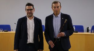 Josep Quintana d'ERC i Pep Berga de Junts, després de pactar un govern de caolició a Olot