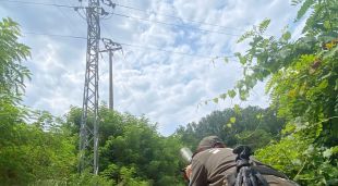 Una agent rural inspeccionant una de les línies de Girona
