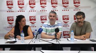 La responsable d'Educació d'UGT a Catalunya, Lorena Martínez, el de Girona, Jordi Perales, i el secretari general d'UGT a les comarques gironines, Maxi Rica