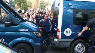 Els manifestants davant el cordó policial