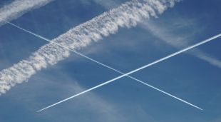 Avions sobrevolant l'espai aeri deixant una estela de condensació