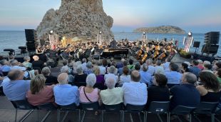 L'Orquestra Simfònica del Vallès interpreta el poema simfònic 'Les illes Medes' en un escenari al passeig del Molinet de l'Estartit