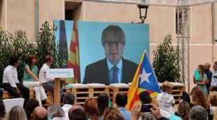 L'expresident Carles Puigdemont intervé telemàticament en un acte de campanya de Junts a Amer