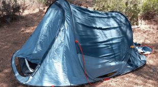 La tenda de campanya amb la que s'havia acampat el denunciat a Cala Jóncols