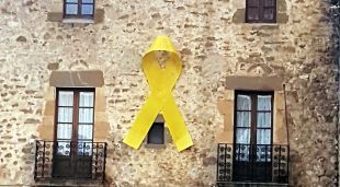 Un llaç groc en una façana de Lladó l'abril del 2018